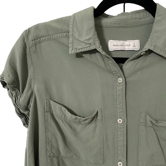 Abercrombie and Fitch Small Button-down Crop - Picture 2 of 8